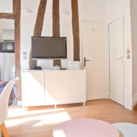 Charming Rue Des Rosiers