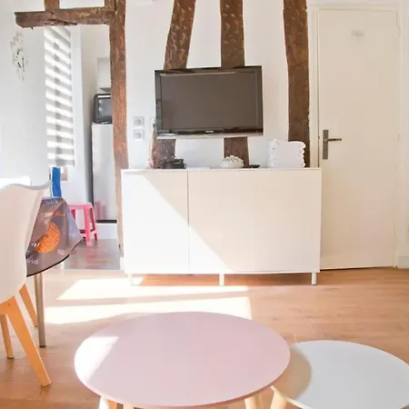 Charming Rue Des Rosiers *