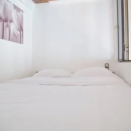 Charming Rue Des Rosiers * Paris