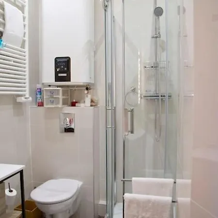 Charming Rue Des Rosiers *