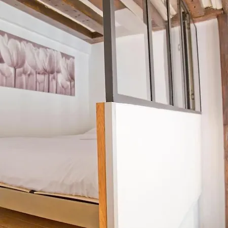 Charming Rue Des Rosiers